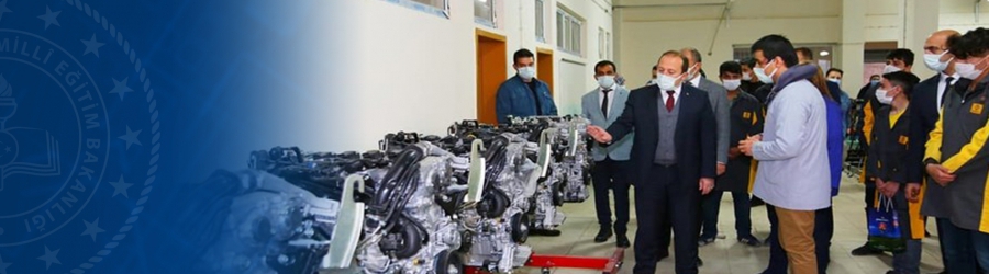 Şırnak Mesleki ve Teknik Anadolu Lisesi Elektrik-Elektronik Teknolojisi öğrencileri, öğretmenler gözetiminde kendi tasarladıkları, ateş ölçümü de yapan sensörlü dezenfektan cihazı üretti.