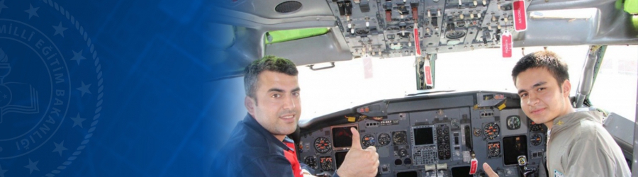 Antalya'da Aksu Uçak Bakım Teknolojileri Mesleki ve Teknik Anadolu Lisesi'nin bahçesindeki yolcu uçağı simülatör ile dünyayı gezme imkanı sunuyor.