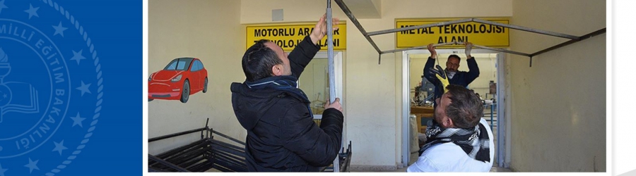 Şanlıurfa'da Meslek Lisesinde Depremzedeler İçin Çadır Yapılıyor