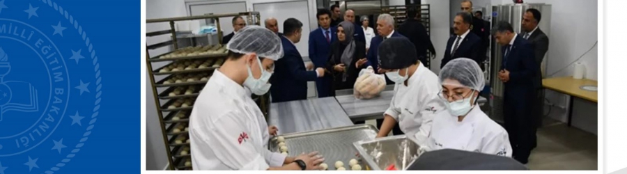 Tekirdağ'da Meslek Lisesi Öğrencileri Depremzedelerin Yaralarını Sarmaya Çalışıyor