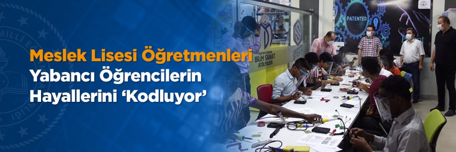 Bursa'daki Hürriyet Mesleki ve Teknik Anadolu Lisesi'nin meslek öğretmenleri, Uluslararası Murad Hüdavendigar Anadolu İmam Hatip Lisesi'nde okuyan 56 öğrenciye robotik kodlama başta olmak üzere birçok konuda eğitim veriyor.