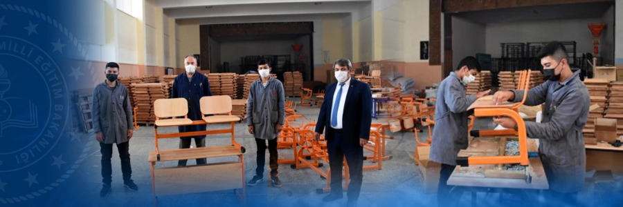 Kırşehir Mesleki ve Teknik Anadolu Lisesi'nin öğretmen ve öğrencileri, yeni tip koronavirüs (Kovid-19) salgınına rağmen fedakarca çalışıp sıra üreterek Anadolu'daki okulların ihtiyacını karşılıyor.