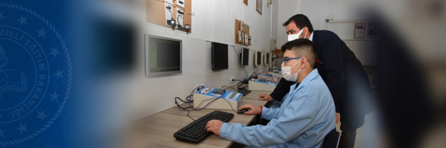 Orhan Abalıoğlu Mesleki ve Teknik Anadolu Lisesi Elektrik Bölümü öğretmen ve öğrencileri ultraviyole ışık kullanılarak hava temizleme işlemi yapan cihaz ürettiler. 