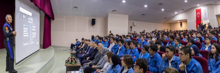 İLK TÜRK ASTRONOT ALPER GEZERAVCI, ANKARA ELMADAĞ ÖZDEMİR BAYRAKTAR HAVACILIK VE UZAY TEKNOLOJİLERİ MESLEKİ VE TEKNİK ANADOLU LİSESİNDE ÖĞRENCİLER İLE BİR ARAYA GELDİ.