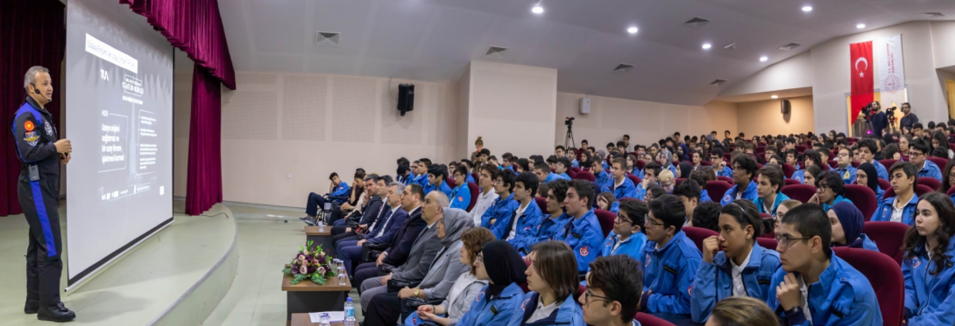 İLK TÜRK ASTRONOT ALPER GEZERAVCI, ANKARA ELMADAĞ ÖZDEMİR BAYRAKTAR HAVACILIK VE UZAY TEKNOLOJİLERİ MESLEKİ VE TEKNİK ANADOLU LİSESİNDE ÖĞRENCİLER İLE BİR ARAYA GELDİ.