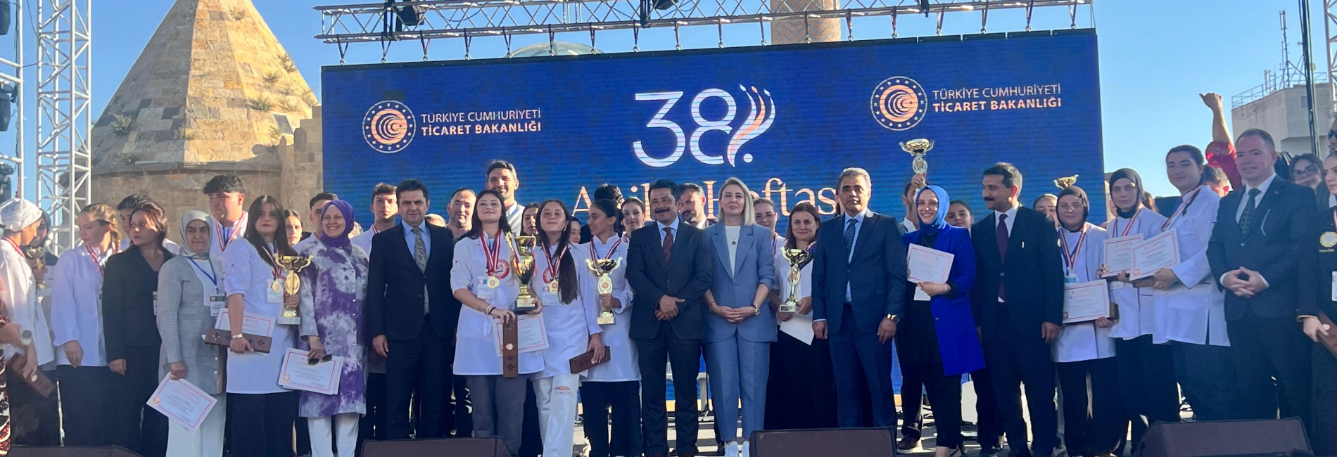 AHİLİK HAFTASI KAPSAMINDA KIRŞEHİR YÖRESEL LEZZETLER ŞENLİĞİ LİSELER ARASI YEMEK YARIŞMASI DÜZENLENDİ