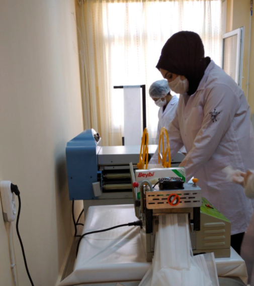 Dörtyol Şehit Ayhan Say Çok Programlı Anadolu Lisesi'nde günde 7000 adet maske ve tulum üretiliyor