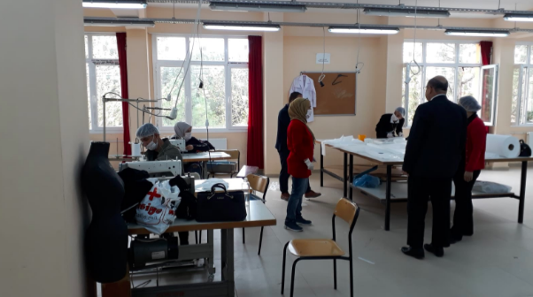 Dörtyol Şehit Ayhan Say Çok Programlı Anadolu Lisesi'nde günde 7000 adet maske ve tulum üretiliyor