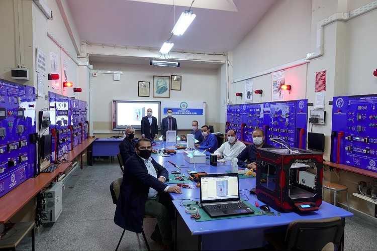 Bursa'da Hürriyet Mesleki ve Teknik Anadolu Lisesi öğretmenleri, okulun Elektrik-Elektronik Teknolojisi Alanı'nda çalışarak yerli imkanlar ve düşük maliyetle dezenfektan cihazı tasarladı.