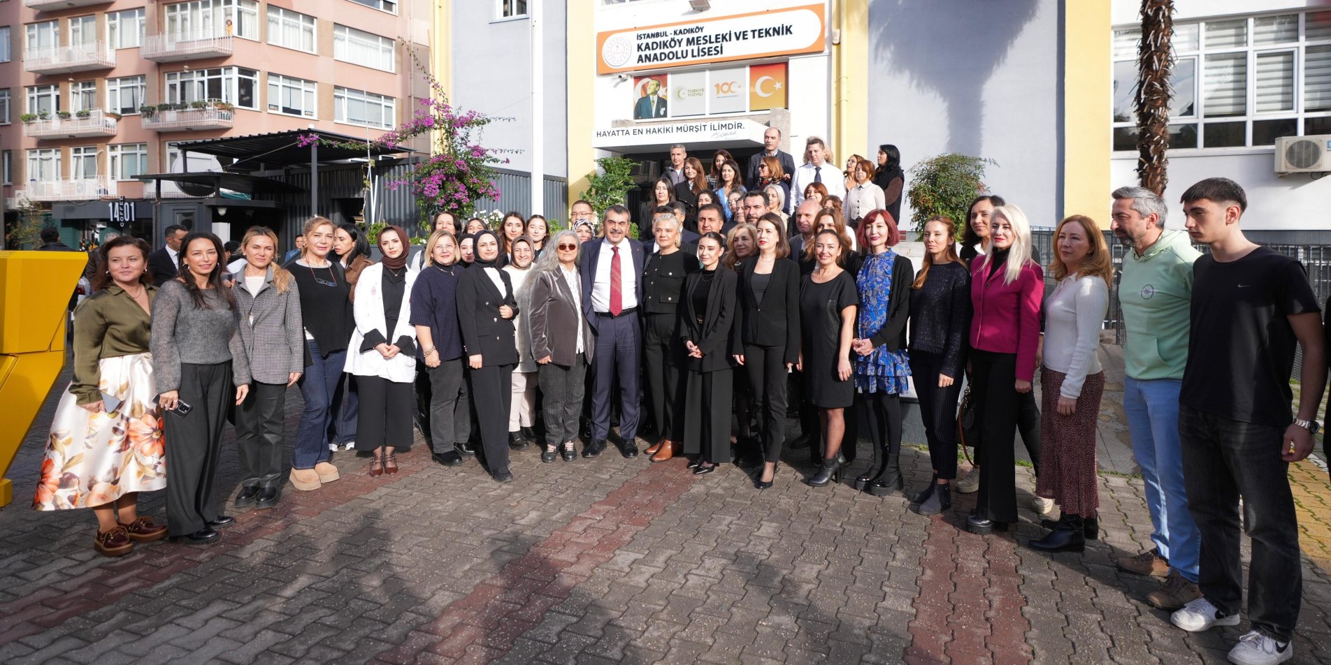 BAKAN TEKİN'DEN KADIKÖY MESLEKİ VE TEKNİK ANADOLU LİSESİNE ZİYARET
